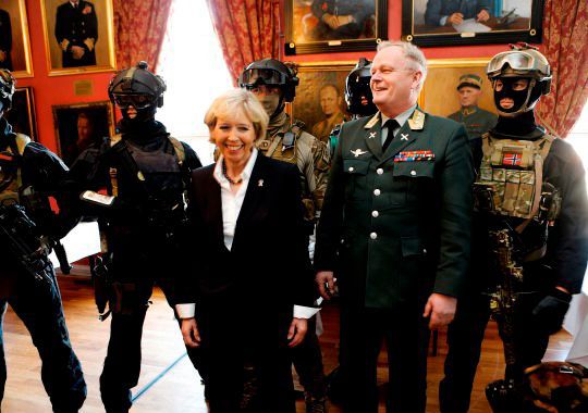 Forsvarsminister Anne-Grete Strøm-Erichsen og forsvarssjef Harald Sunde presenterte hvordan de vil styrke spesialstyrkemiljøene i Norge