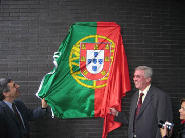 Den portugisiske  statssekretær  João Ferrão og Runar Jensen avduker plaketten på samfunnshuset