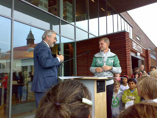 Miljø- og utviklingsminister Erik Solheim overrakte i dag Statens bymiljøpris til ordfører i Kongsvinger, Arve Bones. Foto: Miljøverndepartementet.