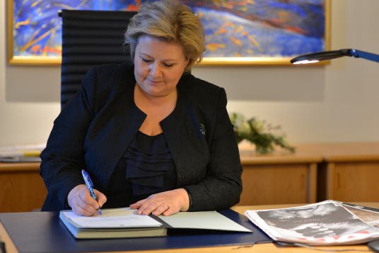 Erna Solberg underskriver kondolansebrev
