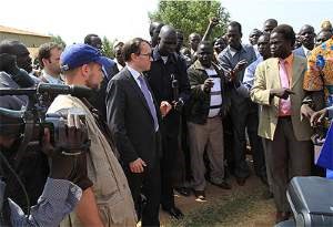 Espen Barth Eide ble møtt av en gruppe demonstranter i Bentiu i delstaten Unity 14/12/10. De protesterte mot at sør-sudanere som forsøker å ta seg fra nord til sør, blir stanset på grensen. Foto: Kjetil Elsebutangen, UD