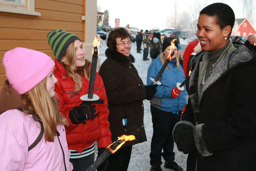 Ramin-Osmundsen ble tatt imot av skolelever i med fakler da hun ankom Eidsvoll for å åpne det nye omsorgsenteret for enslige mindreårige aylsøkere. Foto: Torstein Rudi