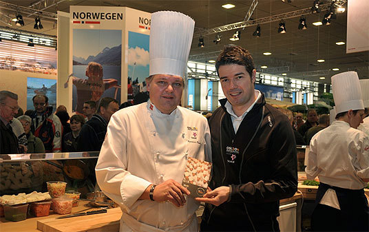 VM-kokk Kjetil Gundersen (h) på kjøkkenet på Norges stand
