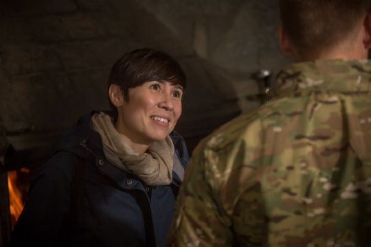 Forsvarsminister Ine Eriksen Søreide møter de norske spesialstyrkene som trener afghanske Crisis Response Unit ved en av sine besøk til Kabul