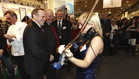 Landbruks- og matminister Lars Peder Brekk og Eskil Erlandskon under åpningen av Norges stand Grüne Woche 2011