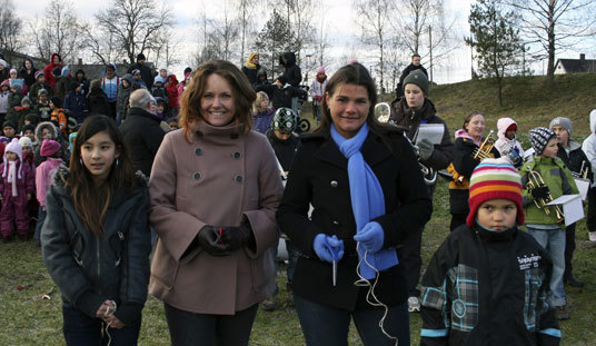 Statssekretær Heidi Sørensen og nærings- og idrettsbyråd Anette Wiig Bryn åpnet Furuset Aktivitetspark. Foto: Roy Tjomsland.