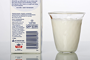 Melk i kartong og glass