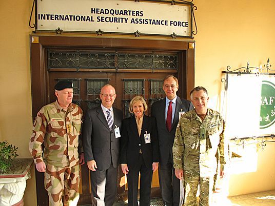 Fra v: forsvarssjef Harald Sunde, ambassadør Nils Haugstveit, forsvarsminister Anne-Grete Strøm-Erichsen, Natos SCR Maurits Jochems og DCOMISAF general Nick P. Carter. (Forsvarsdepartementet)