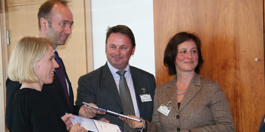 Bildet: Kulturminister Anniken Huitfeldt, nærings- og handelsminister Trond Giske, prosjektleder og forfatter Tor Borgar Hansen og forfatter Donatella De Paoli. Foto: KUD