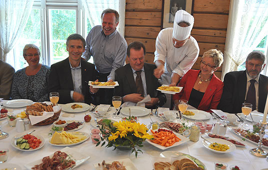 Statsminister Jens Stoltenberg, landbruks- og matminister Lars Peder Brekk og kommunal- og regionalminister Liv Signe Navarsete i dag spiste frokost på Ree Gård i Stjørdal
