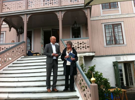 Landbruks- og matminister Trygve Slagsvold Vedum og Norsk Kulturarvs styreleder Turid Øhrn under utdelingen av Den nasjonale kulturlandskapsrisen på Hovelsrud gård i Ringsaker.