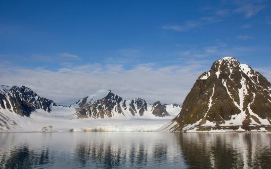 Kennedybreen og Blessingberget nord på Spitsbergen. Foto: Ann Kristin Balto/Norsk Polarinstitutt
