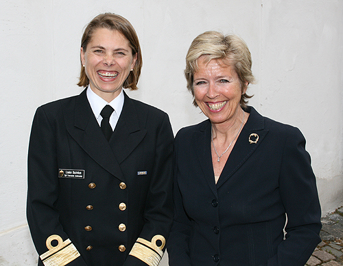 Sjef Forsvarets skolesenter kontreadmiral Louise Bastviken og forsvarsminister Anne-Grete Strøm-Erichsen. Foto: Tore Rosseid, Forsvarets stabsskole.