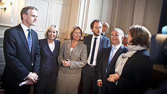 Utenriksminister Jonas Gahr Støre, helse- og omsorgsminister Anne-Grete Strøm-Erichsen, forsvarsminister Grete Faremo, barne-, likestillings- og inkluderingsminister Audun Lysbakken, justisminister Knut Storberget, arbeidsminister Hanne Bjurstrøm. - Foto: Anton Ligaarden, Forsvarets mediesenter