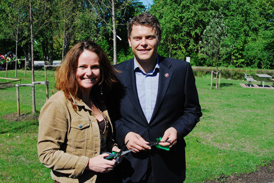 Statssekretær Heidi Sørensen sammen med byråd for miljø og samferdsel Jøran Kallmyr. Foto: Miljøverndepartementet.