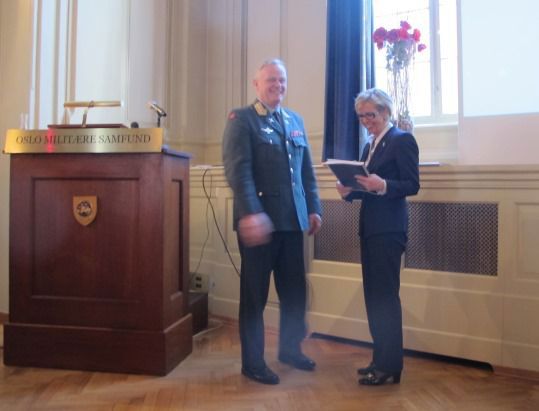 Forsvarssjefen overleverer Forsvarets årsrapport for 2012 til forsvarsministeren