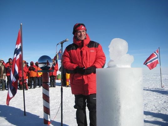 Jens Stoltenberg ved sermoniell pol på Sydpolen.