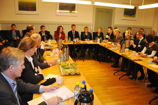 Torsdag møtte miljø- og utviklingsministeren stortingsrepresentanter fra samtlige partier for å diskutere nye bestandsmål. Foto: Miljøverndepartementet.