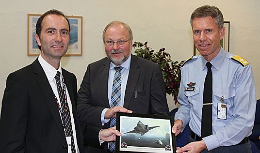 Anders Melheim (t.v.) avtroppende programdirektør Generalmajor Stein-Erik Nodeland (t.h.) Materielldirektør Morten Tiller