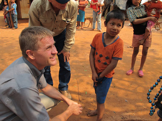 Miljø- og utviklingsminister Erik Solheim under møtet med urfolkorganisasjonen CAPI i Paraguay. Foto: Miljøverndepartementet.
