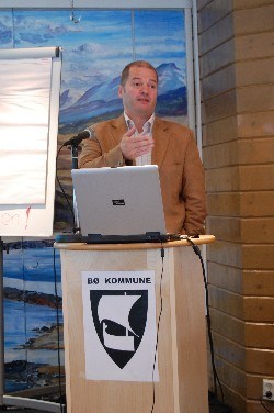 Odd Roger Enoksen snakket i sitt innlegg om hvordan petroleums- og fiskerinæringen kan eksistere sammen i norske farvann. Foto: OED