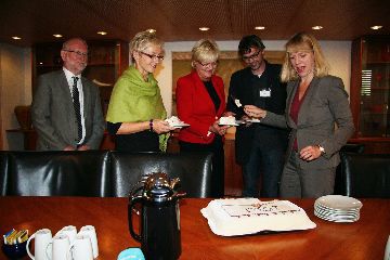 Kulturminister Anniken Huitfeldt serverer kake til riksarkivar Ivar Fonnes, kommunal- og regionalminister Liv Signe Navarsete, kunnskapsminister Kristin Halvorsen og ordfører Bersvend Salbu, Tynset i anledning regjeringens beslutning om at det skal etableres et nytt sentraldepot for Arkivverket i tilknytning til Norsk helsearkiv på Tynset. (Foto: Kulturdepartementet/Karen Moe Møllerop)