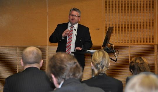 Professor Erling Hjelmeng har ledet utvalget, og presentertr utvalgets anbefalinger.