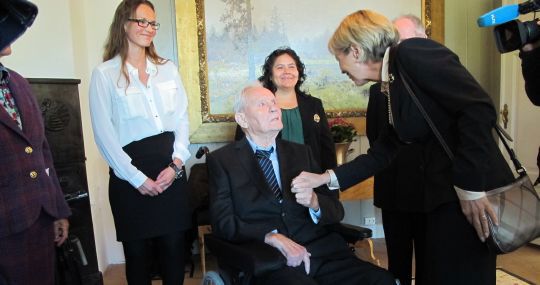 Forsvarsminister Anne-Grete Strøm-Erichsen hilser på Reidar Kjell Formo før lunsj for gjenlevende medlemmer av Pelle-gruppa 