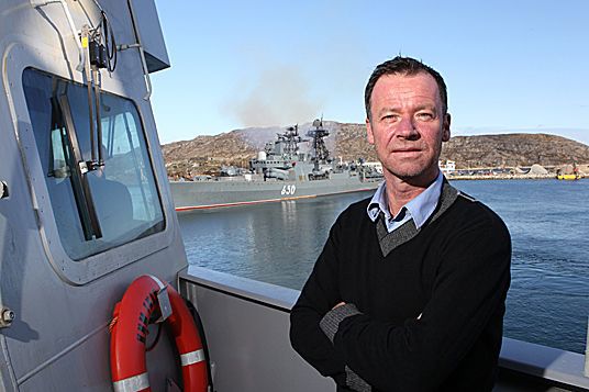 Statssekretær Roger Ingebrigtsen om bord på KNM Fridtjof Nansen med den russiske ubåtjageren Admiral Chabanenko i bakgrunnen