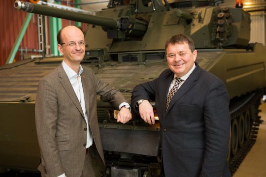 Statssekretær i Forsvarsdepartementet Øystein Bø er godt fornøyd med de ferdige CV90ene han ser som er klar for levering fra den svenske bedriften BAE Systems Hägglunds