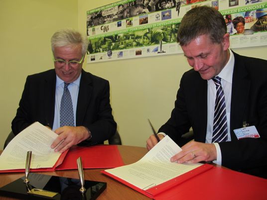 Miljø- og utviklingsminister Erik Solheim og UN-Habitats direktør Dr. Juan Clos undertegner avtale om norsk støtte for 2012 og 2013. (Foto: Gard Nybro-Nielsen, Miljøverndepartementet.)