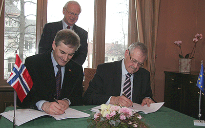 Utenriksminister Jonas Gahr Støre og Europarådets generalsekretær Terry Davis. Foto: Pierre de Brisis, UD.