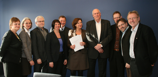 Myndighetene og partene i arbeidslivet etter undertegning av den nye avtalen. Fra venstre: Rigmor Aasrud, FAD, Hanne Vibeke Madsen, HSH, Einar Haukaas, Spekter, Sigrun Vågeng, KS, John G. Bernander, NHO, Hanne Bjurstrøm, AD, Roar Flåthen, LO, Tore Eugen Kvalheim, YS, Knut Aarbakke, Akademikerne og Anders Folkestad, UNIO. Foto: AD.