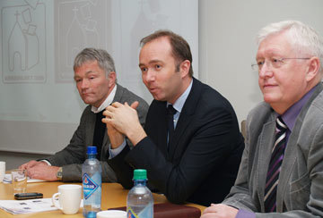 Fra venstre: Frank Grimstad, adm. dir i KA, kultur- og kirkeminister Trond Giske og direktør i Kirkerådet Jens-Petter Johnsen. Foto: Den norske kirke