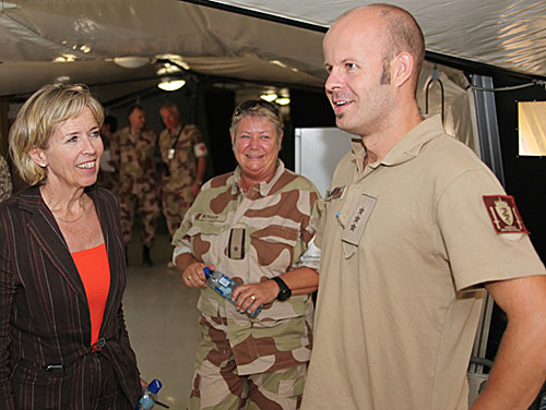 Forsvarsminister Anne-Grete Strøm-Erichsen på feltsykehuset i Abéché