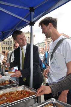 Miljø- og utviklingsminister Erik Solheim og Sofieprisvinner Tristram Stuart får servert mat på ForMats folkelunsj, laget av mat som ellers ville ha blitt kastet. Foto: Marianne Gjørv.