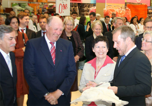 HM Kongen, fiskeri- og kystminister Helga Pedersen og den portugisiske fiskeriministeren Jamie Silva besøkte i dag sjømatavdelingen til supermarkedet Continente i Lisboa. Foto: Fiskeri- og kystdepartementet