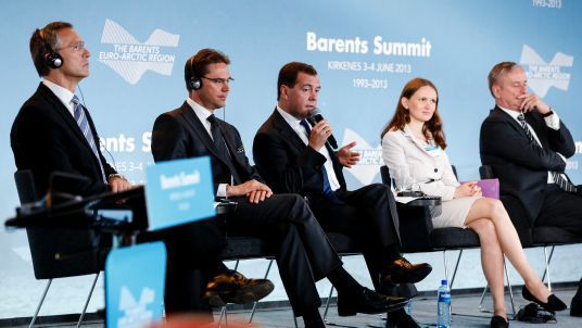 Fem personer på et podium.