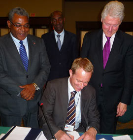 Spesialutsending Halvor Sætre undertegner avtale om støtte til flergiverfondet for Haiti, til venstre Haitis statsminister Jean-Max Bellerive, bak Haitis finansminister Baudin og til høyre Bill Clinton, FNs spesialutsending til Haiti. Foto:E. Slåttum,  UD