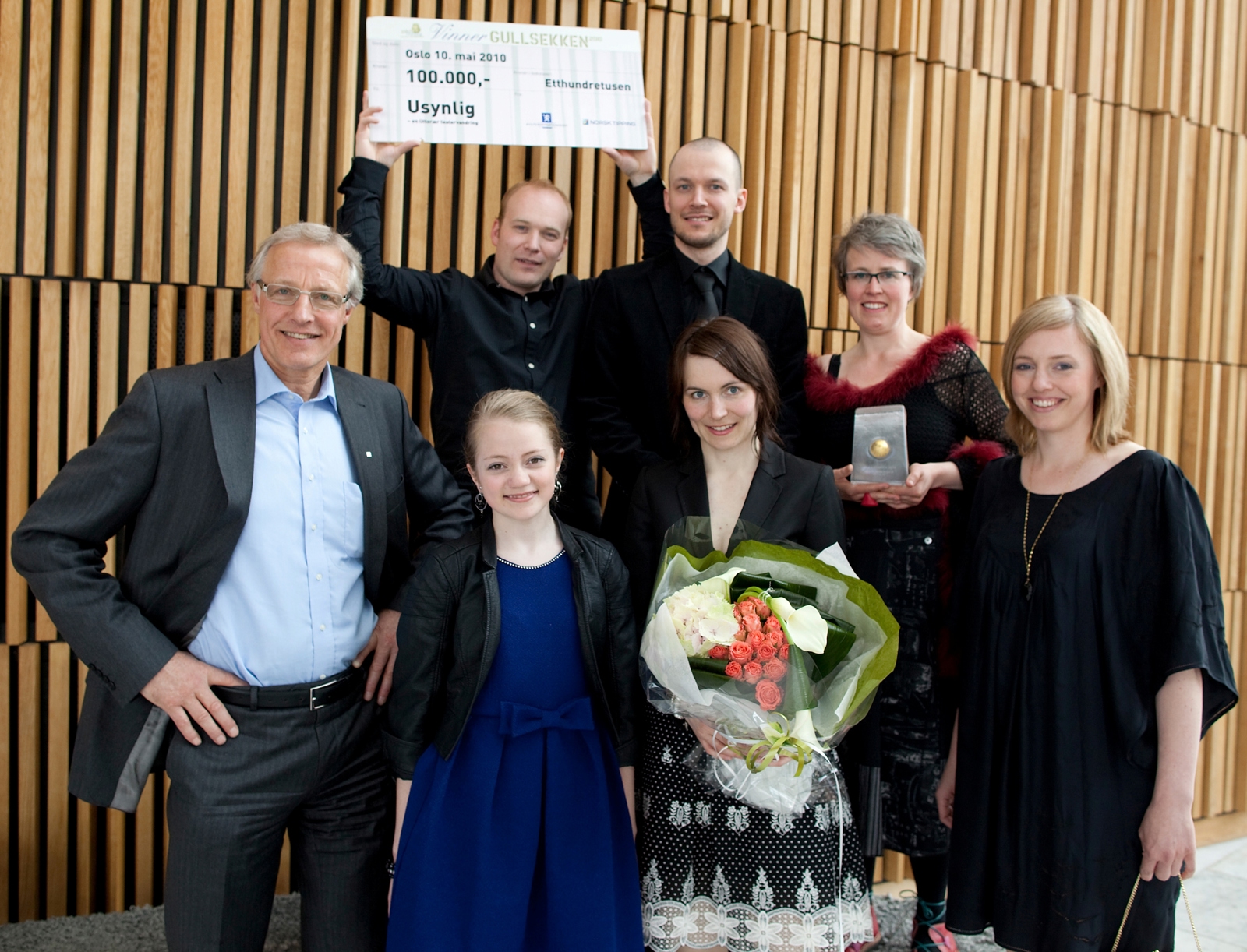 Fra venstre Torbjørn Almlid ( Adm dir Norsk Tipping), Mette Spjelkavik Enoksen, Katrine M.E. Strøm, Ingunn Sønsteby. Bak fra venstre: Anders Karterudseter, Alexander Rydland Hansen og Maja Bugge. Foto: Ole Walter Jacobsen.