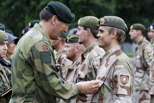 Generalmajor Rune Jakbobsen deler her ut medaljer til soldater som har kommet hjem fra tjeneste i Afghanistan. Arkivfoto fra 2011