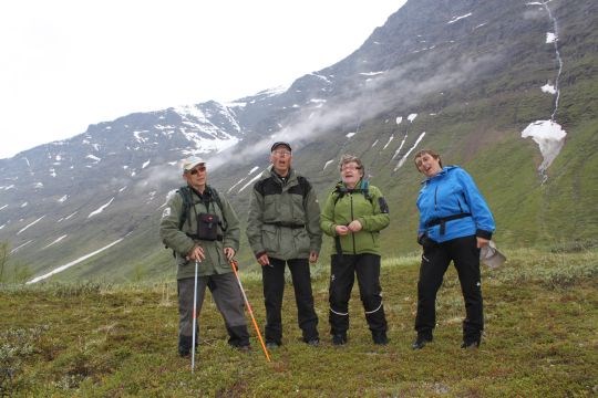 Kulturinnslag med samisk sang fra befaringa opp i dalen. Per Larsen (f.v.), Idar Pedersen, Ruth Larsen og Vigdis Sakshaug.