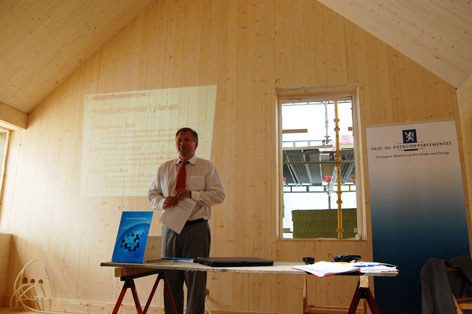 Terje Riis-Johansen mottar rapporten fra Lavenergiutvalget