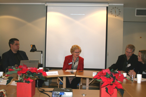 Per Medby(t.v.) fra Norsk institutt for by- og regionforskning (NIBR) og Finn Aslaksen fra Vista Utredning presenterte sine rapporter om kostnadene ved å innføre krav om universell utforming for statsråd Magnhild Meltveit Kleppa i dag. Foto: Tor Strand/KRD