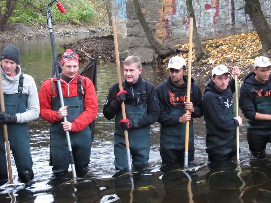 Miljøvernminister Erik Solheim på laksefiske i Akerselva sammen med Oslo Fiskeadministrasjon. Foto:TH/MD