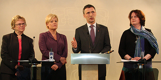 Kommunal- og regionalministeren, finansministeren, statsministeren og nærings- og handelseministeren under pressekonferansen i etterkant av møtet med næringslivsledere. Foto: SMK