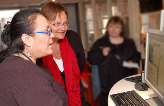 Fornyingsminister Rigmor Aasrud en gjest ved en av kafeens pc'er.