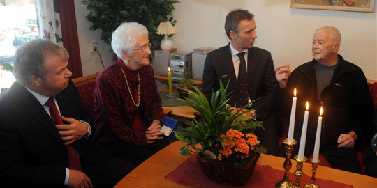 Jens Stoltenberg og Bjarne Hakon Hanssen besøker Havstein sykehjem. Foto: Trondheim kommune