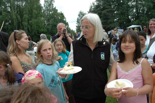 Miljøvernminister Helen Bjørnøy delte ut kake i forbindelse med feiringen av at Friluftsloven er 50 år. Foto: Miljøverndepartementet.