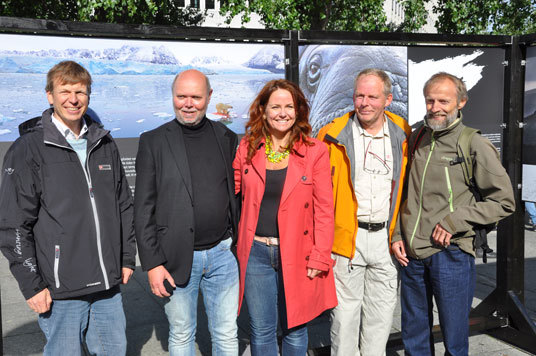 Naturfotografene Pål Hermansen, Magnus Reneflot, Ove Bergesen og Svein Grønvold sammen med statssekretær Heidi Sørensen under åpningen av utstillingen. Foto: Miljøverndepartementet.
